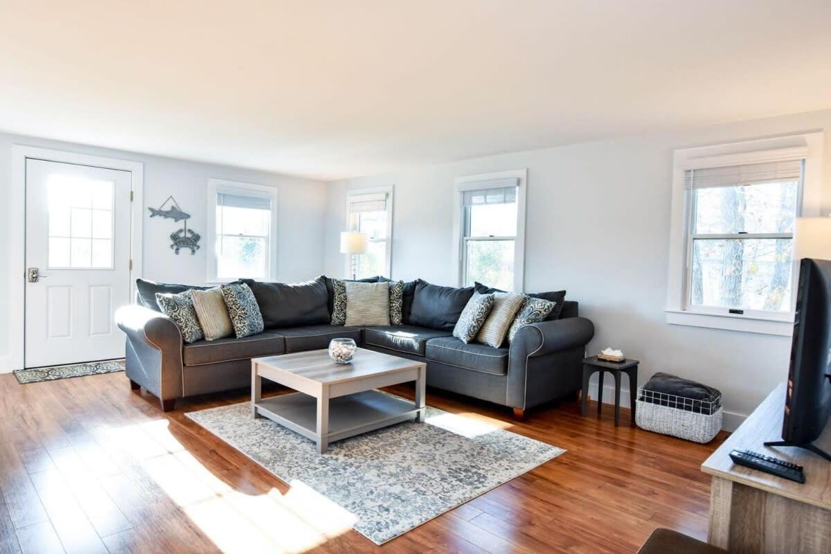 Wrap-Around Porch Mins To Beach Chatham Exterior foto